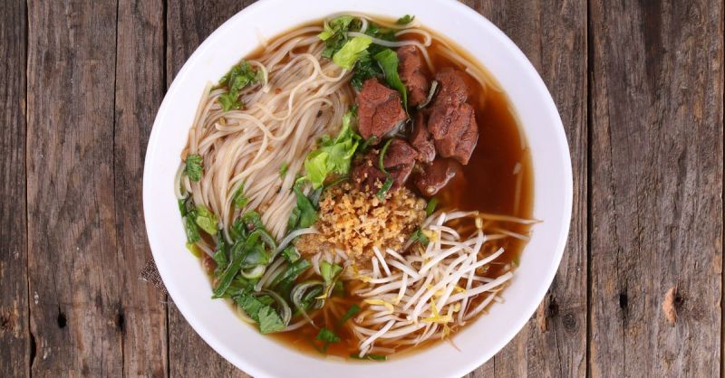 Soubor:128 Fazolová polévka s klobásou a vlasovými nudlemi.jpg