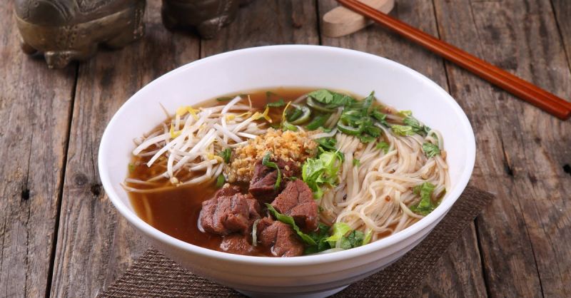 Soubor:128 Fazolová polévka s klobásou a vlasovými nudlemi 4.jpg