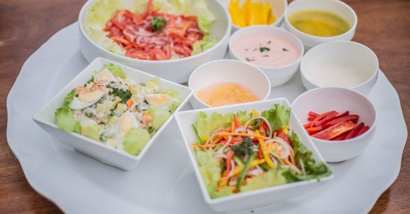 Soubor:256 Vejce na zelenině s jogurtovým dresinkem.jpg