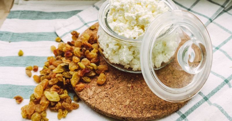 Soubor:374 Tvarohová pomazánka s kompotem a rozinkami.jpg