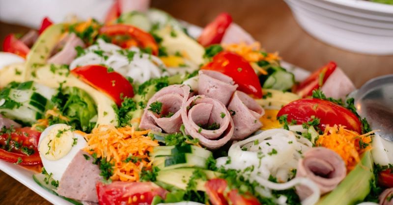 Soubor:493 Sýrový salát se šunkou.jpg