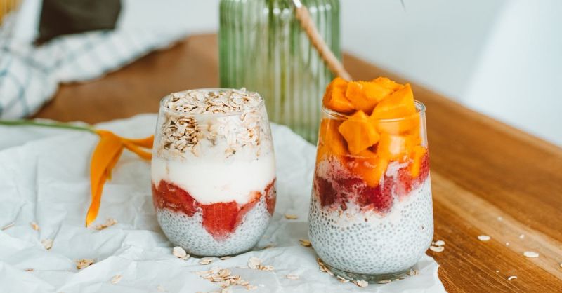 Soubor:8010 Poháry s lesním ovocem a malinami.jpg