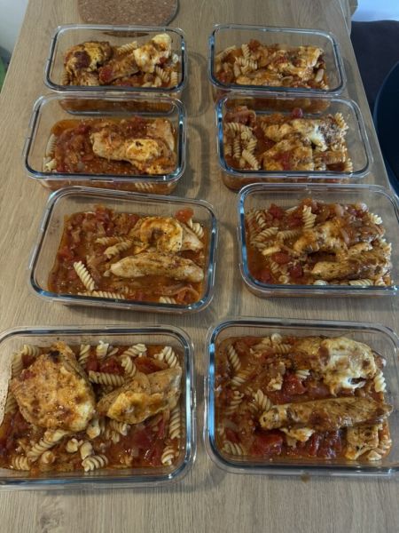 Soubor:Kuřecí parmesan s těstovinami 01.jpg