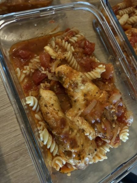 Soubor:Kuřecí parmesan s těstovinami 03.jpg